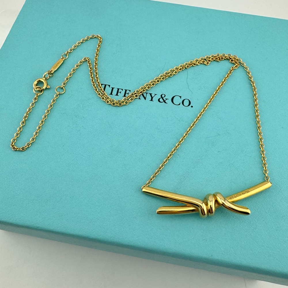 Tiffany & Co. 18k Knot Pendant Necklace in Yellow Gold - Picture 8 of 9